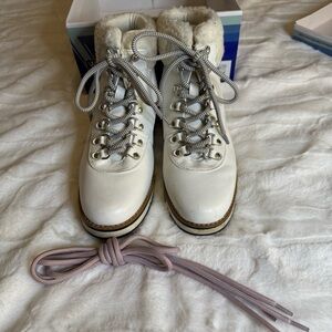 White Mountain Cozy winter booties. Size 7.5